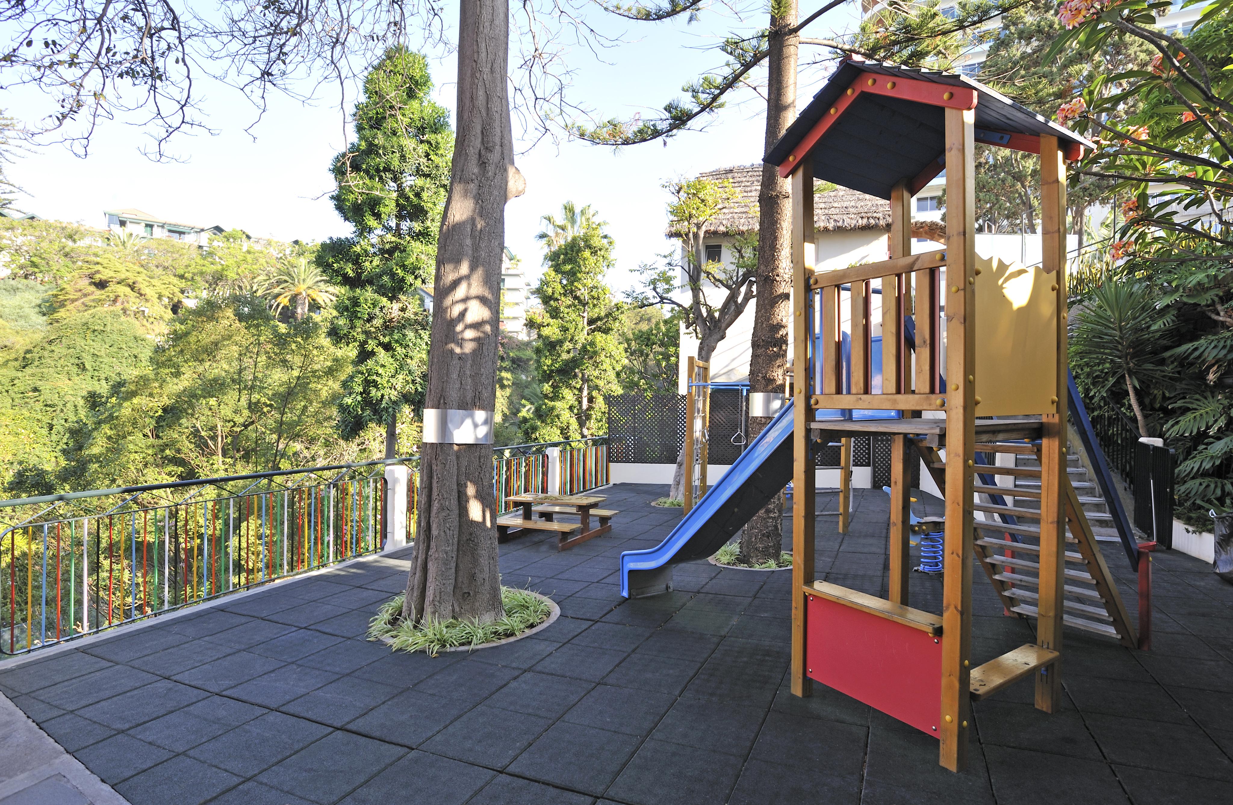 Pestana Carlton Madeira Ocean Resort Hotel Funchal (Madeira) Exterior foto Playground with rubber tiles