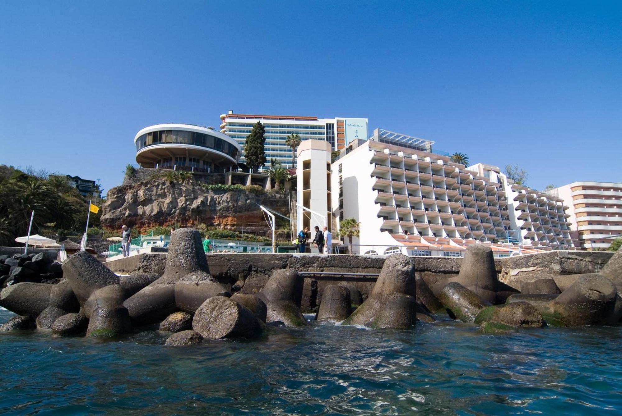 Pestana Carlton Madeira Ocean Resort Hotel Funchal (Madeira) Exterior foto The hotel from the sea