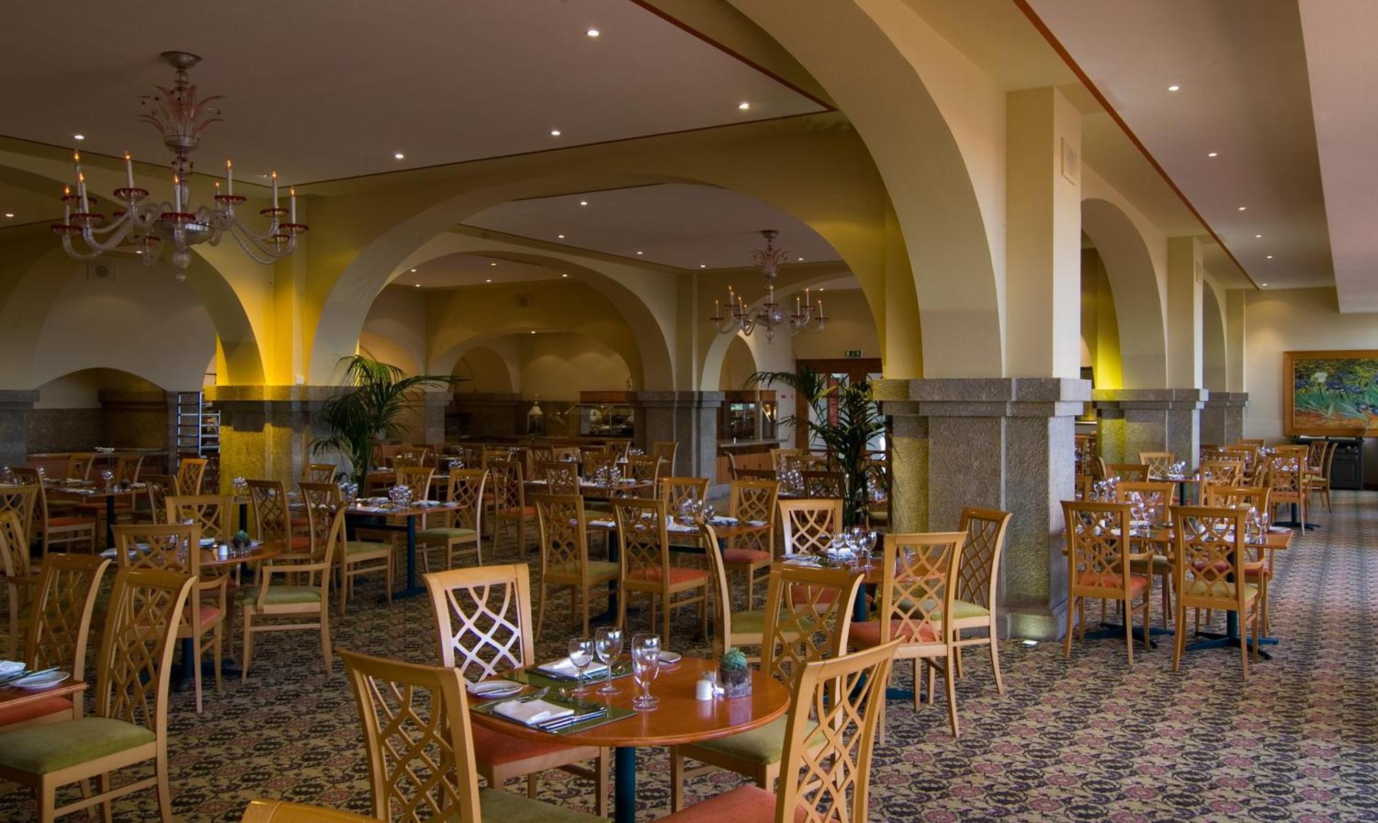 Pestana Carlton Madeira Ocean Resort Hotel Funchal (Madeira) Exterior foto The restaurant at the Royal Automobile Club