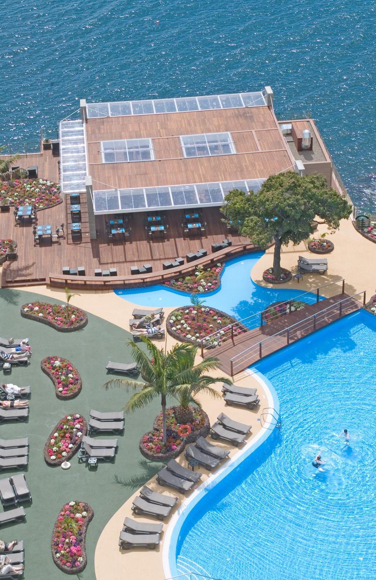 Pestana Carlton Madeira Ocean Resort Hotel Funchal (Madeira) Exterior foto The pool at the hotel