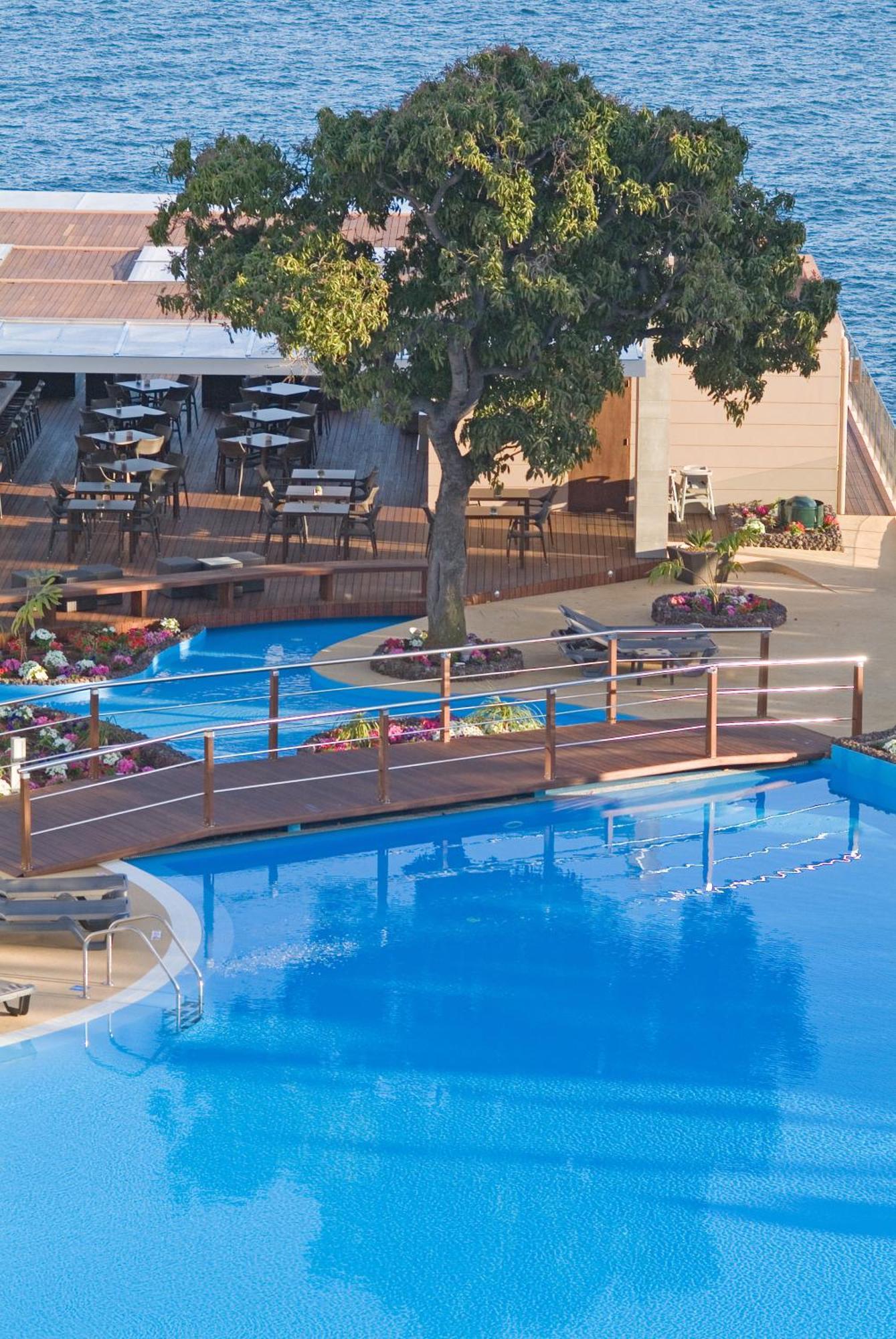 Pestana Carlton Madeira Ocean Resort Hotel Funchal (Madeira) Exterior foto The pool at the hotel