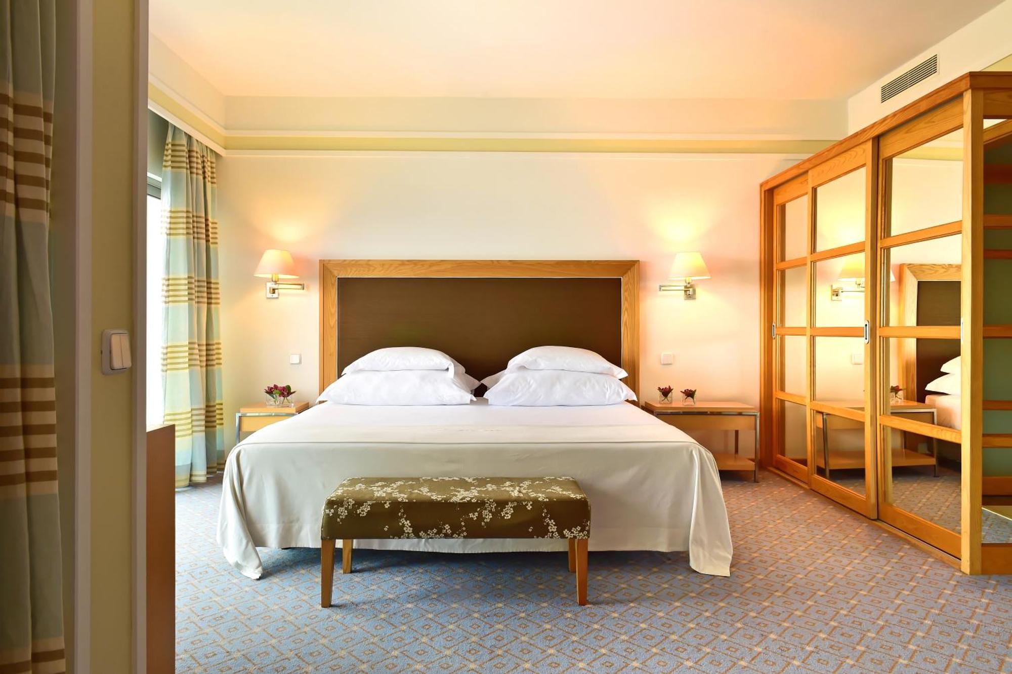 Pestana Carlton Madeira Ocean Resort Hotel Funchal (Madeira) Exterior foto A bedroom at the Hotel de France